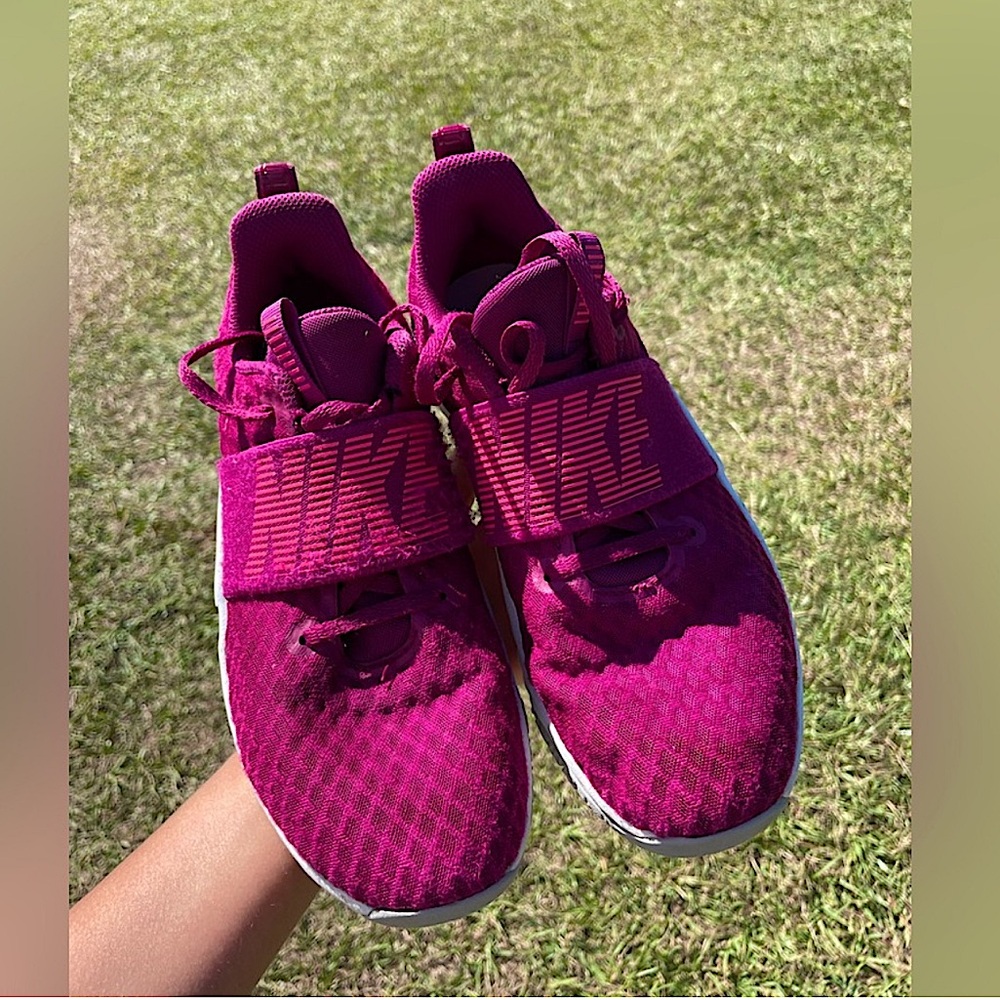 Nike burgundy sneakers in great pre-owned condition.